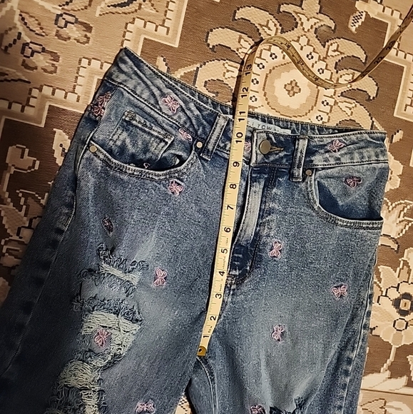 Tinseltown butterfly 🦋 ripped, frayed hem blue jeans junior sz 5, waist 28 - Picture 7 of 9